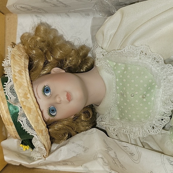 NWT Limited Edition Porcelain Romantic Flower Maidens "Daisy" 1990 - Picture 2 of 12